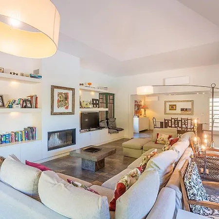 Lux A Luxury 5 Bedroom A Great Location